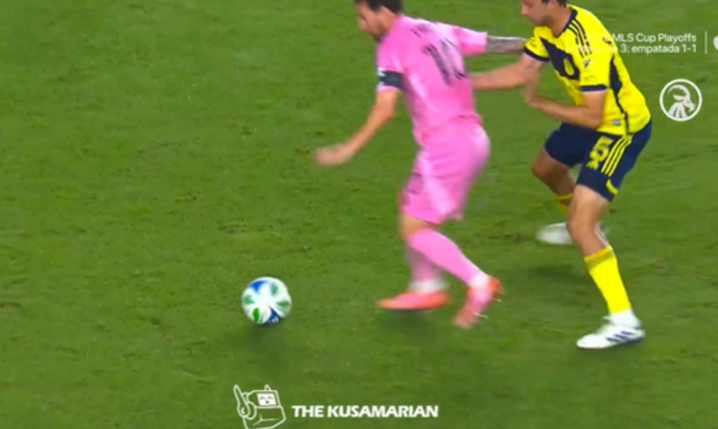 Rywal PRZYTRZYMUJE Messiego za koszulkę, a ten... xD [VIDEO]